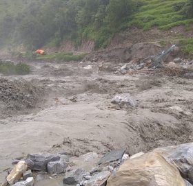 गाैमुल १ सिमका बिस्थापित परिवारलाइ हेलिकप्टर बाट राहत पुर्‍याउने