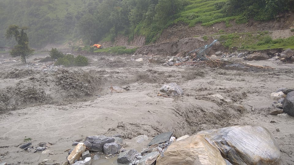 गाैमुल १ सिमका बिस्थापित परिवारलाइ हेलिकप्टर बाट राहत पुर्‍याउने