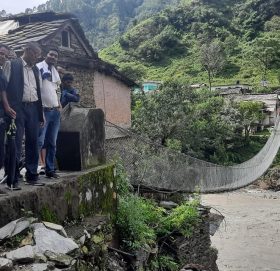 नगरप्रमुख बडुवाल बाढीपहिरो पिडितको घर घरमा