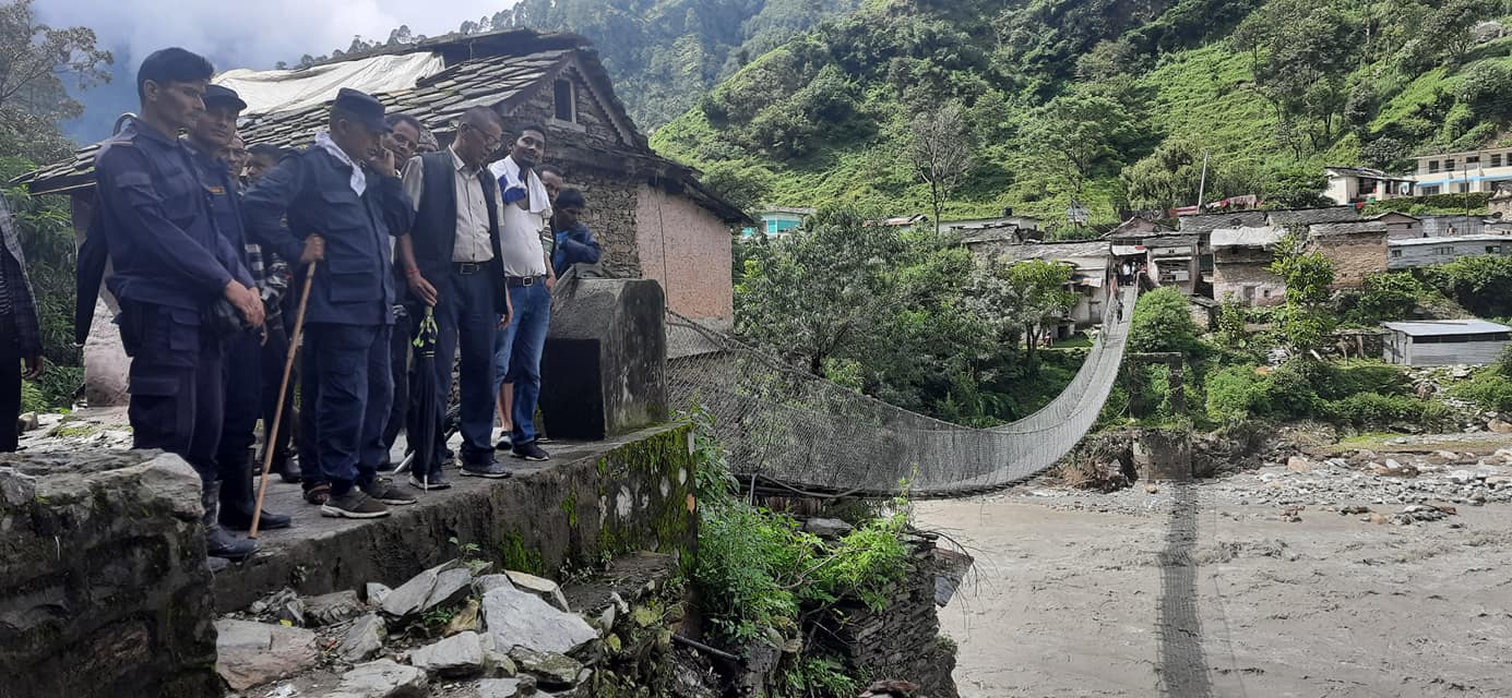 नगरप्रमुख बडुवाल बाढीपहिरो पिडितको घर घरमा