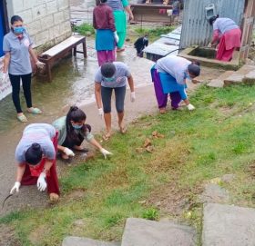 अस्पताल बाजुराका स्वास्थ्यकर्मीले शुरु गरे अस्पताल परिसर सरसफाई