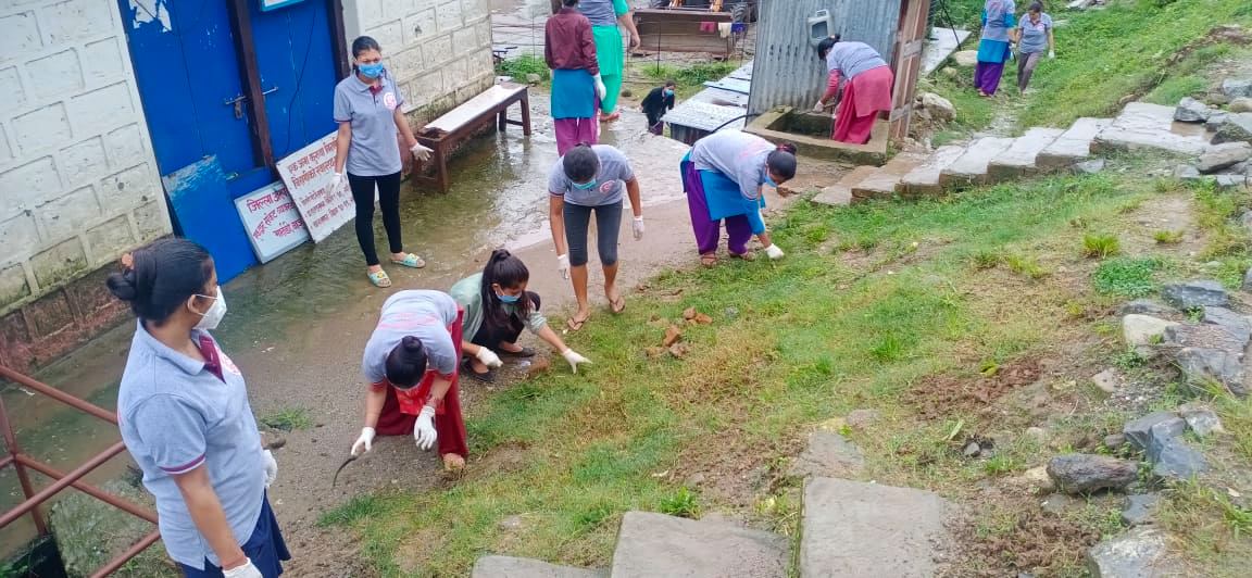अस्पताल बाजुराका स्वास्थ्यकर्मीले शुरु गरे अस्पताल परिसर सरसफाई