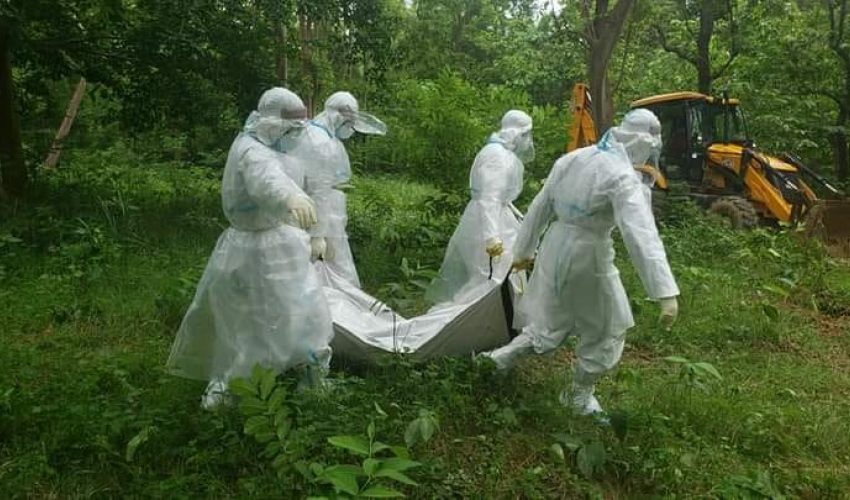 कोरोना संक्रमणबाट मृत्यु भएका अछामका पुरुषको शव जंगलमा गाडियो