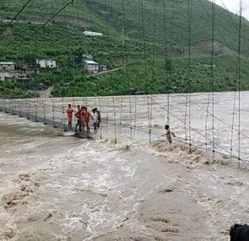 कर्णाली नदि : झोलुंगे पुल माथि पानि, आवजावतमा बन्द (फाेटाे कथा)