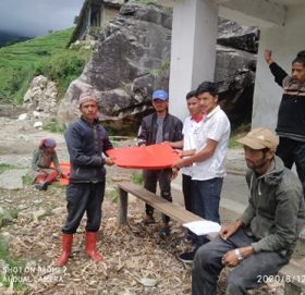 खप्तड मालिका युवा सञ्जाल बाजुराद्धारा २० परिवारलाई राहत बितरण