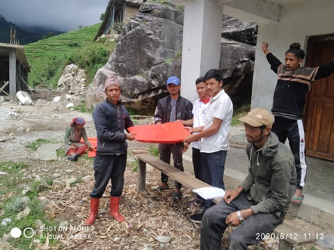 खप्तड मालिका युवा सञ्जाल बाजुराद्धारा २० परिवारलाई राहत बितरण