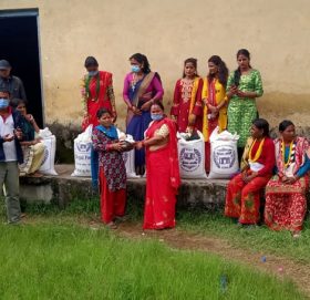 बाजुराका महिला पत्रकारहरुले  तिज खर्च बचाएर एकल महिलालाई सहयोग