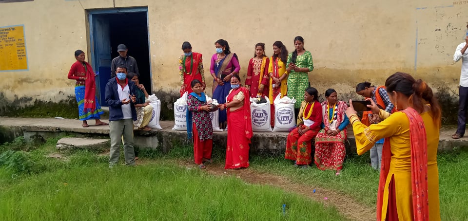 बाजुराका महिला पत्रकारहरुले  तिज खर्च बचाएर एकल महिलालाई सहयोग