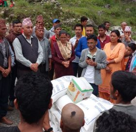 नेपाली काँग्रेश नगर कार्यसमितिद्धारा बाढी पहिरो पीडितलाई राहात