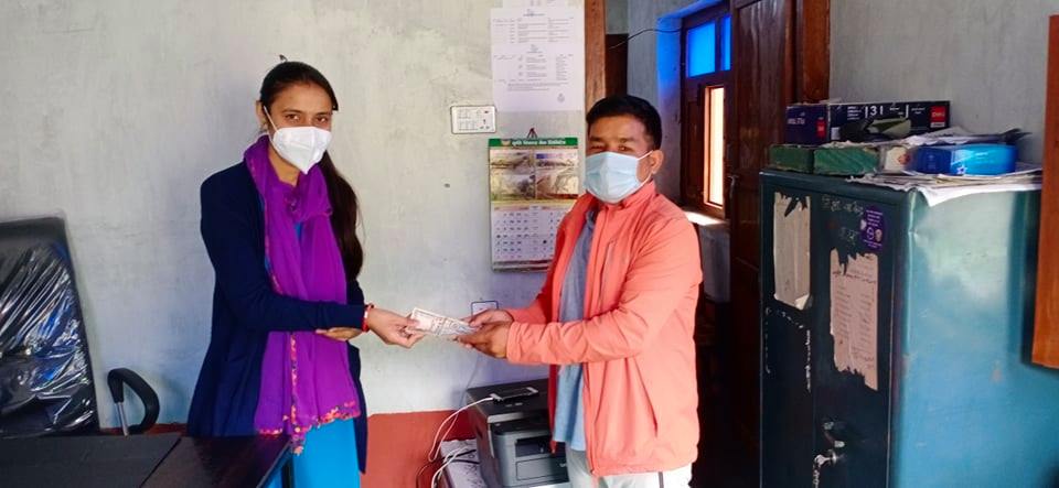 अमेरीका बस्ने दिदिबहिनीले बाजुराका बाढीपिडितलाइ सहयोग