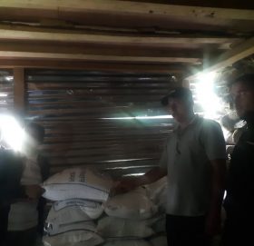 निजामती कर्मचारी युनियन संघ बाजुराद्वारा बाढीपिडितहरूका लागि राहत सामाग्री हस्तान्तरण