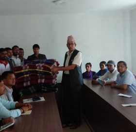 बाजुरा बझाङ्ग सम्पर्क समितिले बाजुराका बाढी पिडीतलाई दिए राहात सामग्री