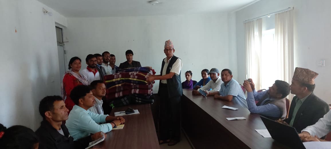 बाजुरा बझाङ्ग सम्पर्क समितिले बाजुराका बाढी पिडीतलाई दिए राहात सामग्री