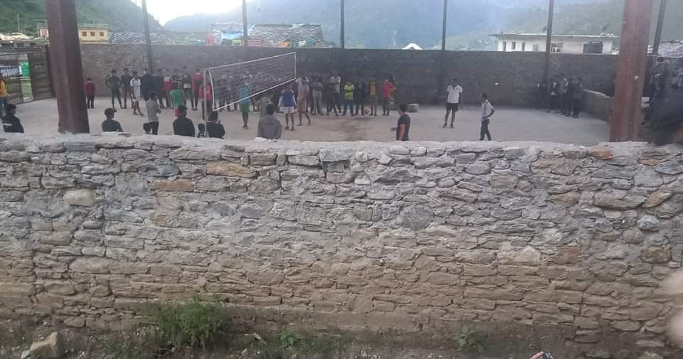 लकडाउनको अबज्ञा गर्दै भलिवल र ब्याडब्याडम्यान्टीन, भोलीदेखी पुणर्रुपमा बन्द गर्ने प्रजिअ गैह्रे