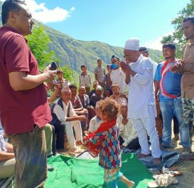 नगर प्रमुख गिरिद्वारा बाढिपिडीतलाइ आर्थिक सहयाेग