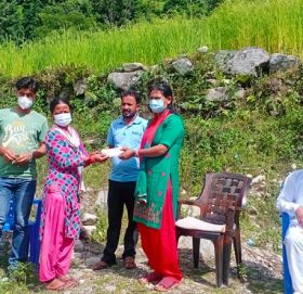 अमेरीका बाट बाजुरेलीले गरेको सहयोग रकम बाढीपहिरो पिडितलाई बितरण