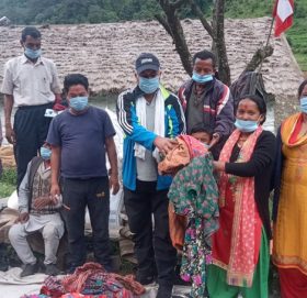 नेपाली काँग्रेस बाजुराको टोली बाढी पहिरो पिडितको घर घरमा पुगेपछी स्थानीय खुशि