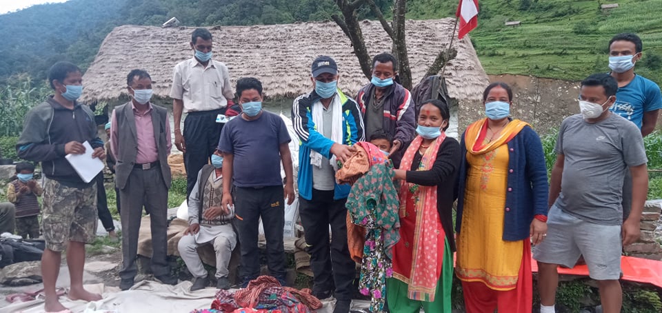 नेपाली काँग्रेस बाजुराको टोली बाढी पहिरो पिडितको घर घरमा पुगेपछी स्थानीय खुशि