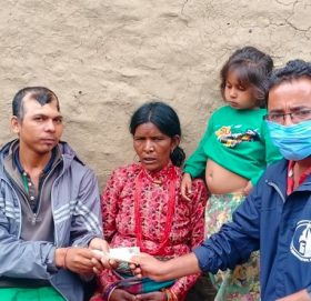 लाल बहादुरलाई उपचारका लागि आर्थिक सहयोग