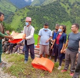 बुढिनन्दा ताडीका बाढी पहिरो विस्थापित २४ परिवारलाई पाल सहयोग
