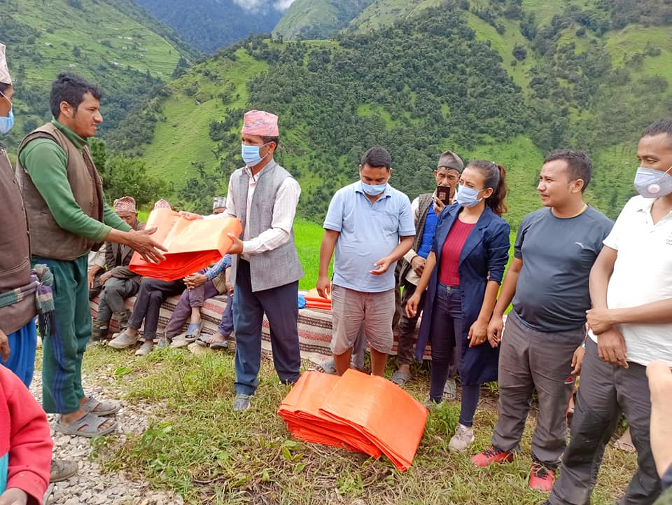 बुढिनन्दा ताडीका बाढी पहिरो विस्थापित २४ परिवारलाई पाल सहयोग