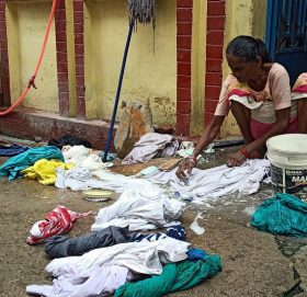 जो ५५ वर्षदेखि कपडा धोएर जीवन धानिरहेका छन्