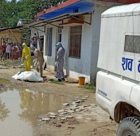 सेती अस्पतालमा मृत्यु भएका कोरोना संक्रमितको शव व्यवस्थापन गर्दै सेना