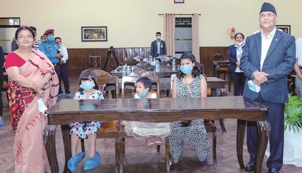 प्रधानमन्त्रीद्वारा तीन बालिकाको संरक्षकत्व ग्रहण