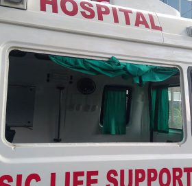 कोरोनामुक्त युवकद्वारा एम्बुलेन्स तोडफोड