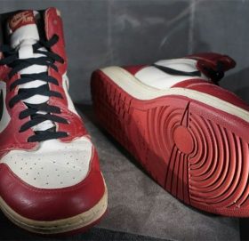 ७ करोड ३५ लाखमा बिक्यो एक जोर पुरानो जुत्ता