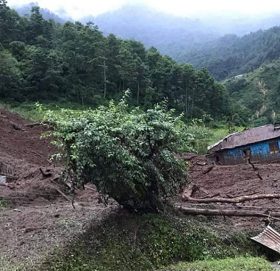 सिन्धुपाल्चोकमा पहिरो : १३ घर पुरिए, ५ घरका सदस्य बेपत्ता