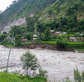 बाढी र पहिरोको बिचमा जाेखिम माेल्दै ओलेना गाँउ