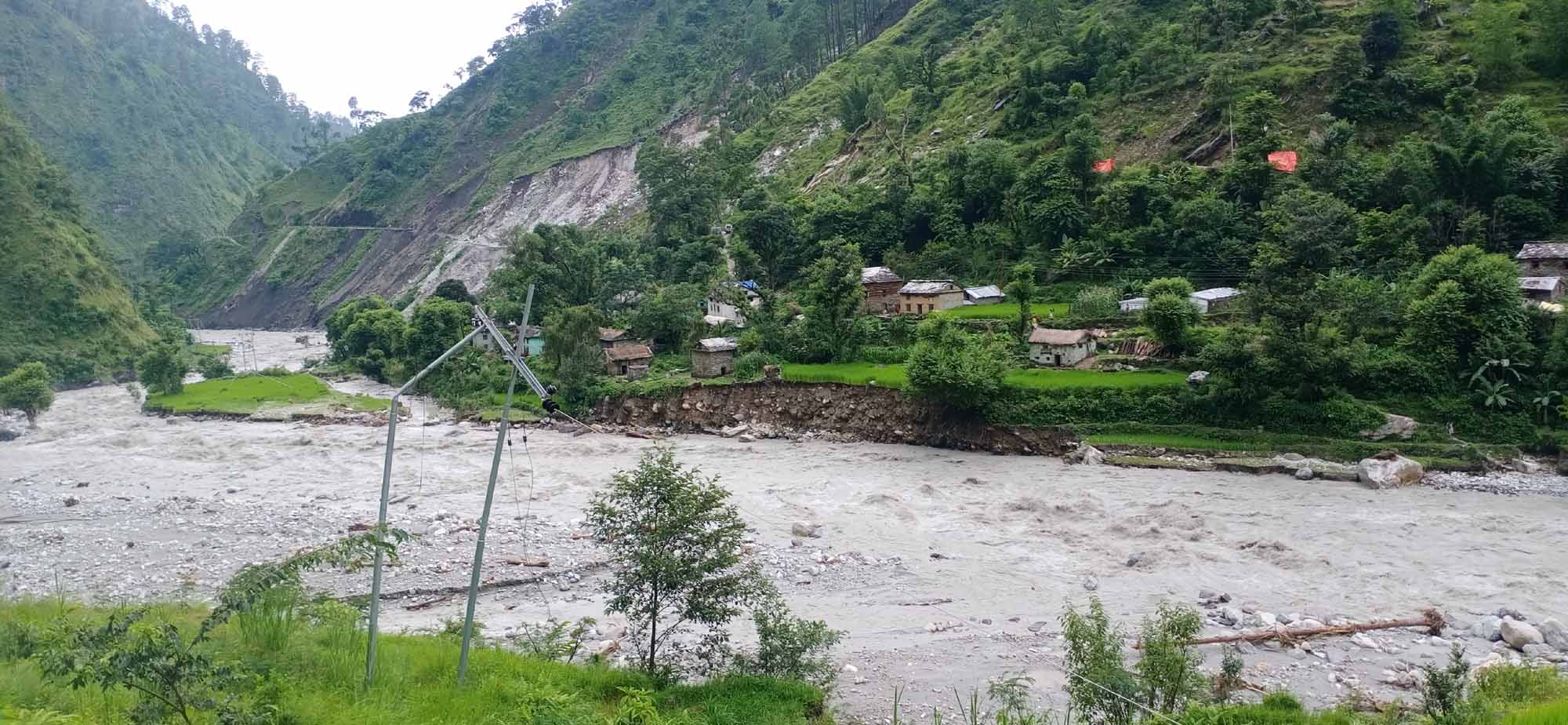 बाढी र पहिरोको बिचमा जाेखिम माेल्दै ओलेना गाँउ