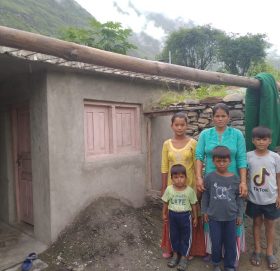 रोजगारी गुमेर बाजुरा फर्किएकाको बिचल्ली : खान अन्न न बस्ने घर