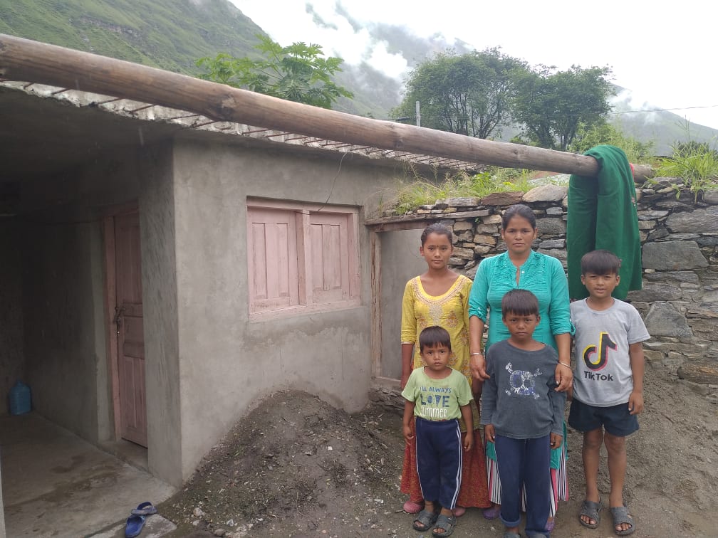 रोजगारी गुमेर बाजुरा फर्किएकाको बिचल्ली : खान अन्न न बस्ने घर