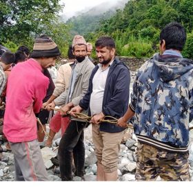 वडा अध्यक्षदेखि सांसदसम्म बाढीले बगाएका पुल र बाटो बनाउन जुटे