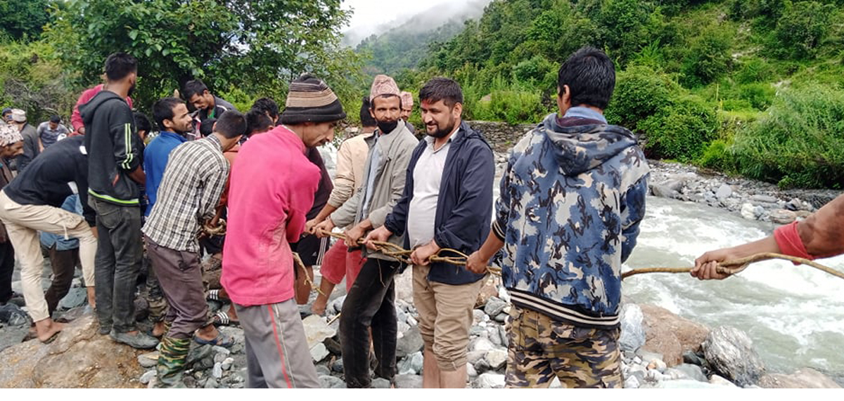 वडा अध्यक्षदेखि सांसदसम्म बाढीले बगाएका पुल र बाटो बनाउन जुटे