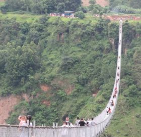 विश्वकै लामो भनिएको झोलुङ्गे पुल खुल्याे, हेर्नेको भीड