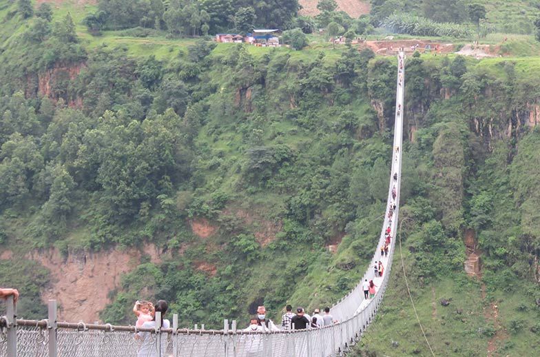 विश्वकै लामो भनिएको झोलुङ्गे पुल खुल्याे, हेर्नेको भीड