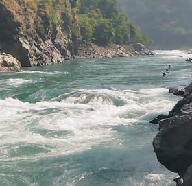 सेती नदीमा बेपत्ता दुई स्वास्थ्यकर्मीको खोजी जारी