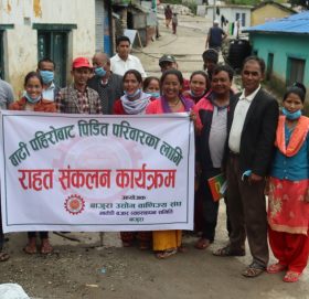 उद्योग बाणिज्य सघं बाजुराद्धारा बाढि पिडितहरुलाई राहत बितरण