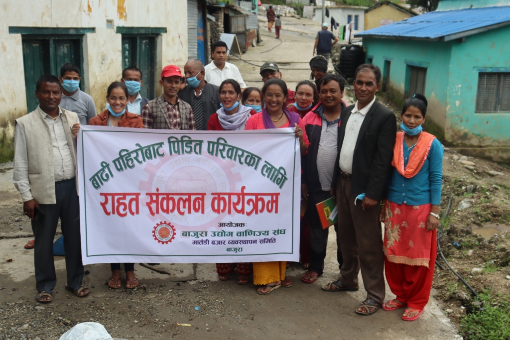 उद्योग बाणिज्य सघं बाजुराद्धारा बाढि पिडितहरुलाई राहत बितरण