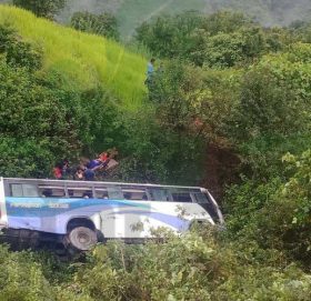 डोटीमा बस दुर्घटना : तीन जनाको मृत्यु, ३१ घाइते
