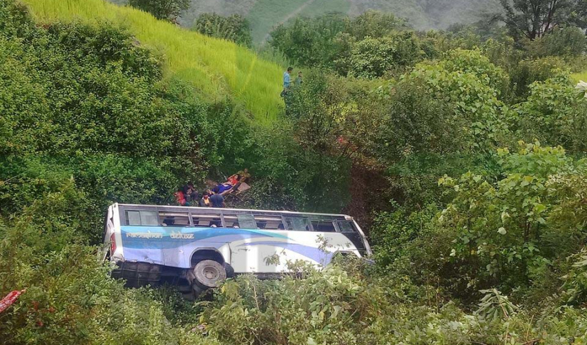 डोटीमा बस दुर्घटना : तीन जनाको मृत्यु, ३१ घाइते