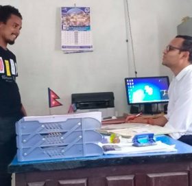 सहायक सिडिओ भण्डारी नागरिकतामा मात्र सहि गर्दैनन्, चेतनामूलक सन्देश पनि दिन्छन्