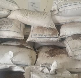 राहतमा बाँडिएको चामलमा ढुंगा र चुराको टुक्रा