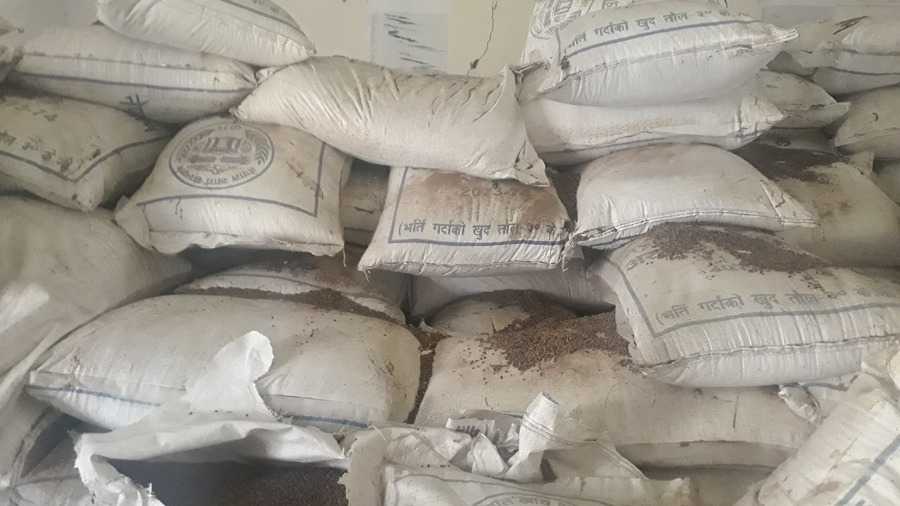 राहतमा बाँडिएको चामलमा ढुंगा र चुराको टुक्रा