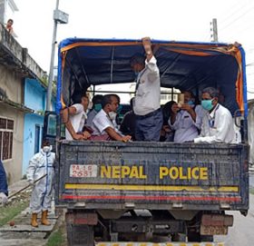 कोरोना महामारीमा काम गर्न नमान्ने २५ स्वास्थ्यकर्मी पक्राउ