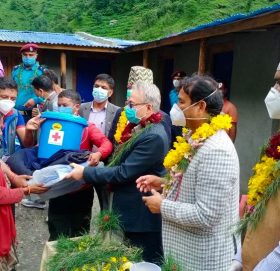 बाजुरा गाैमुलमा पुगेर गृह मन्त्री थापाकाे टाेलीद्धारा राहत साम्रगी बितरण