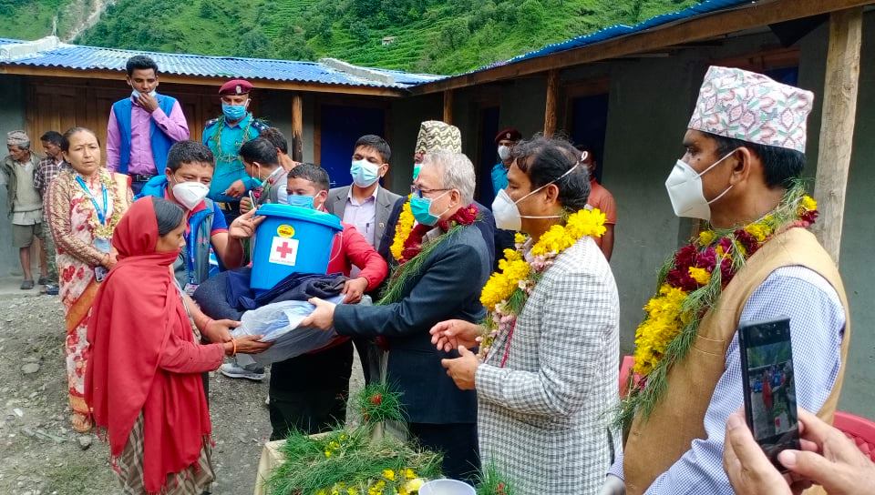 बाजुरा गाैमुलमा पुगेर गृह मन्त्री थापाकाे टाेलीद्धारा राहत साम्रगी बितरण